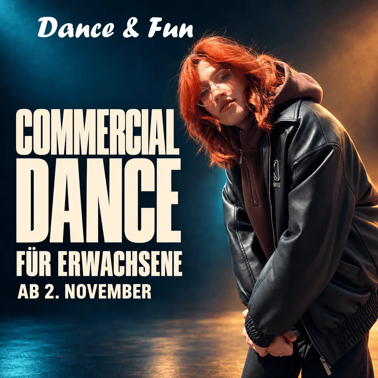 Commercial Dance ab November Evelyn Evelyn neben dem Schriftzug „Commercial Dance für Erwachsene, ab 2. November“ vor dunkelblauem Hintergrund mit blauem und warmem Licht.