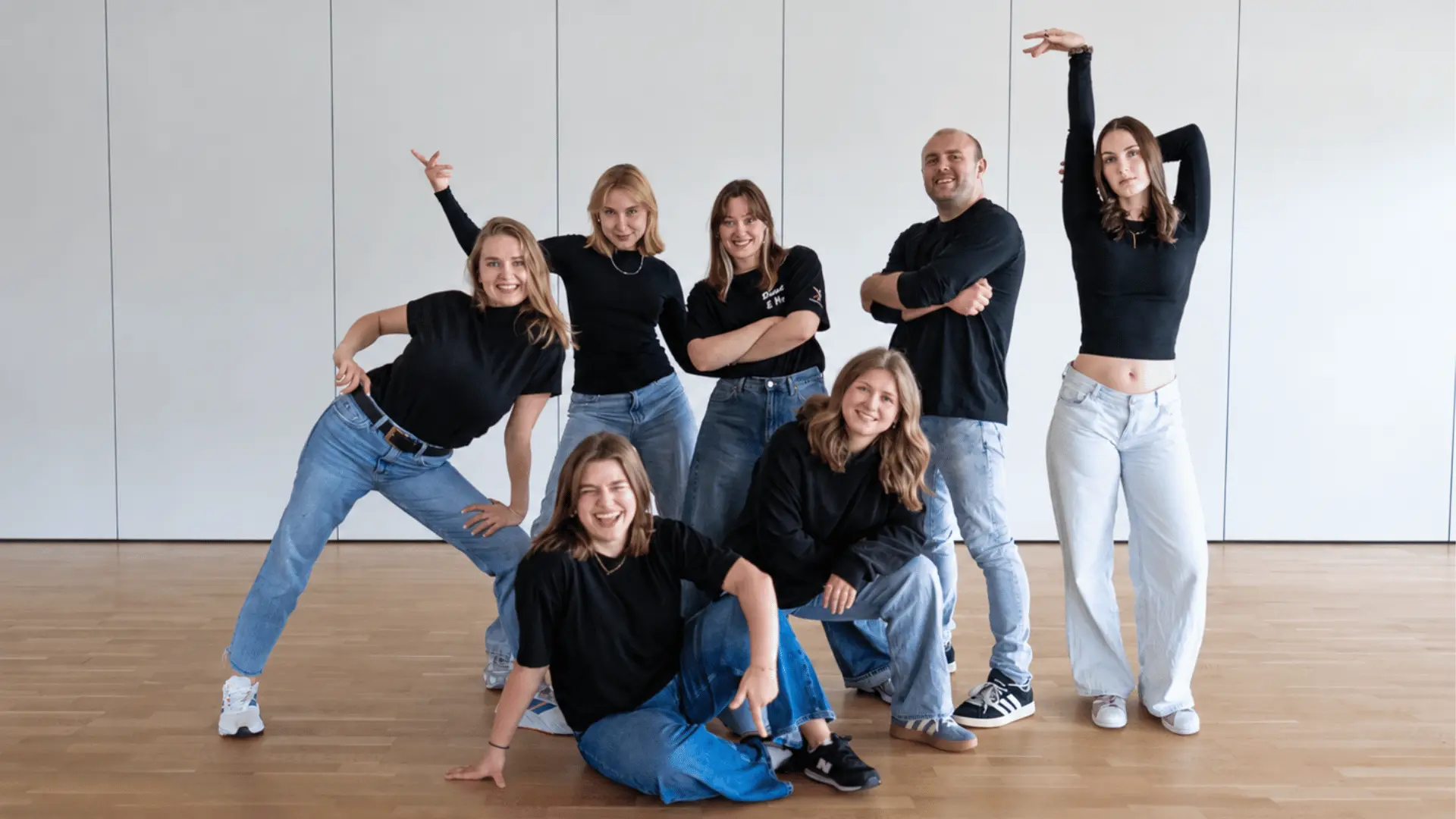 Das Hip-Hop-Team von Dance & Fun in Husum. Von links nach rechts: Maria, Sarah, Lara, Evelyn, Selina, Roman und Svea.